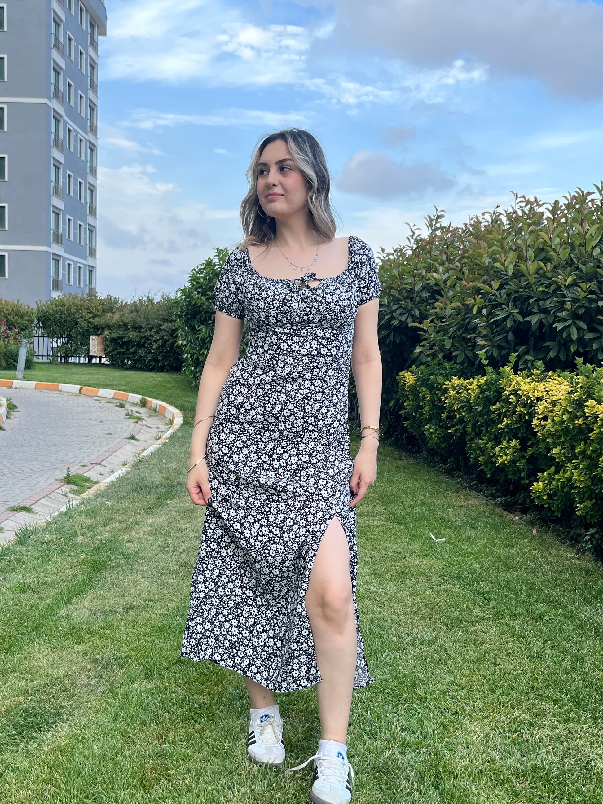Siyah Beyaz Çiçekli Elbise