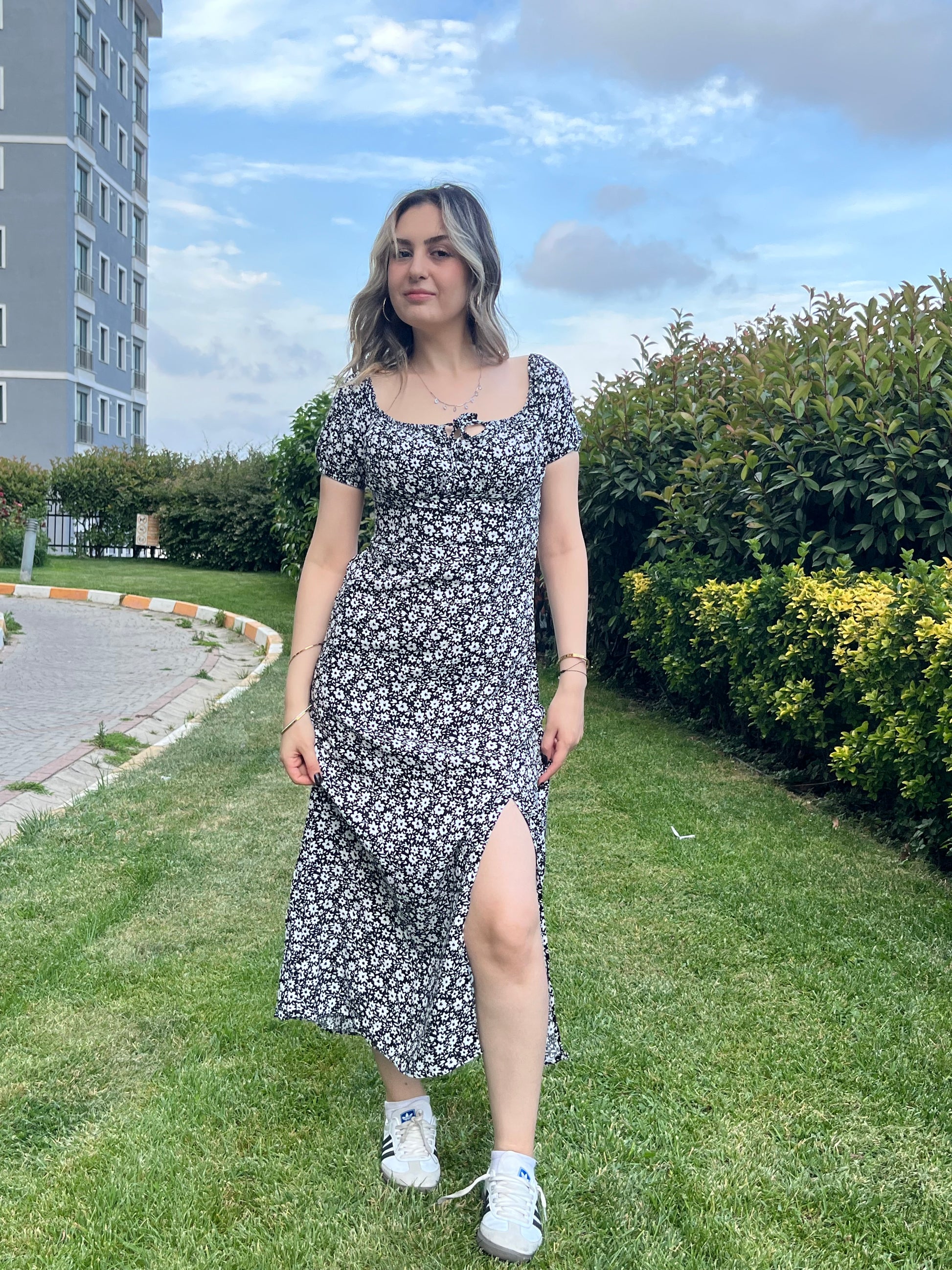 Siyah Beyaz Çiçekli Elbise