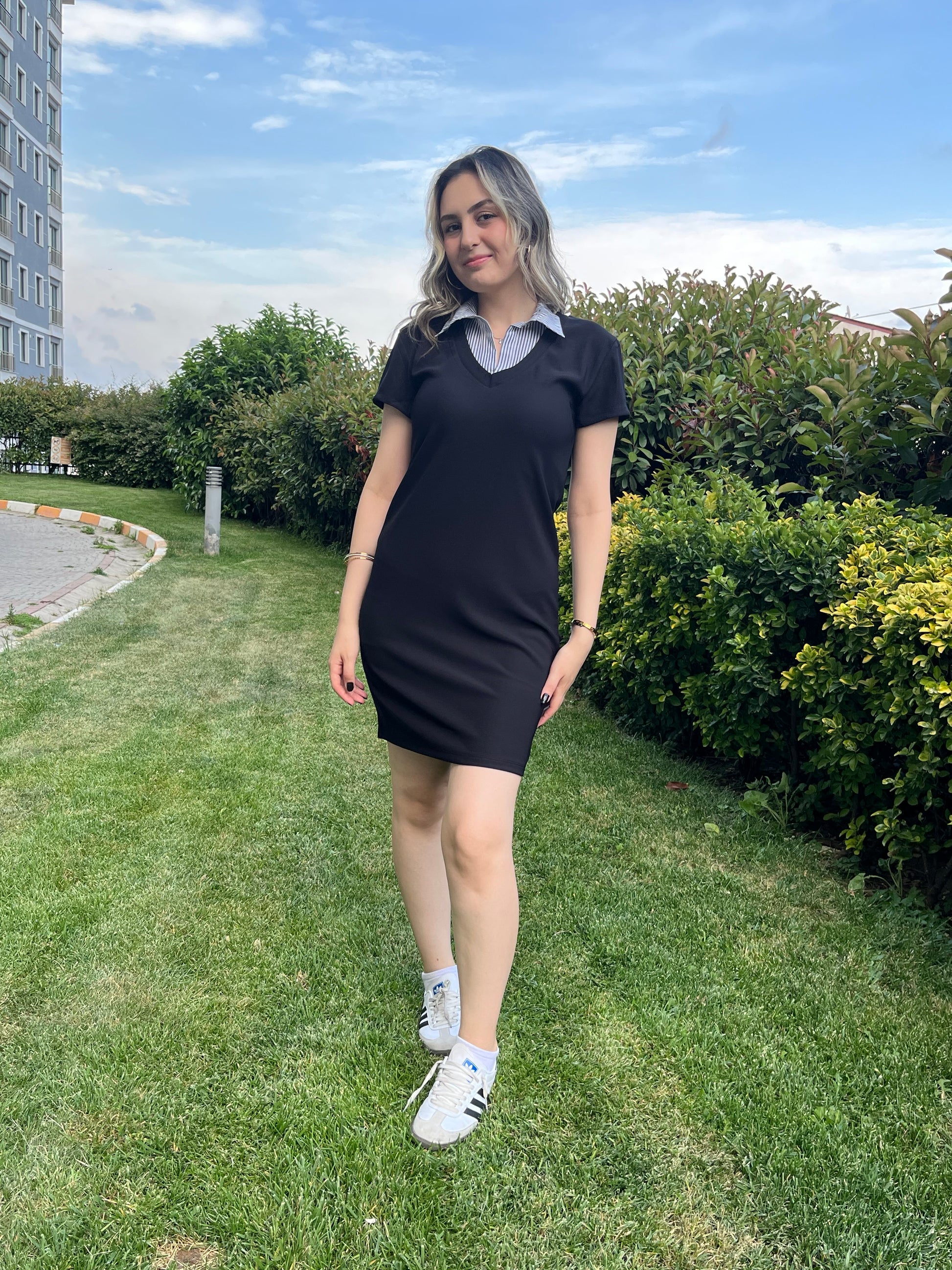 Şık Yakalı Siyah Elbise