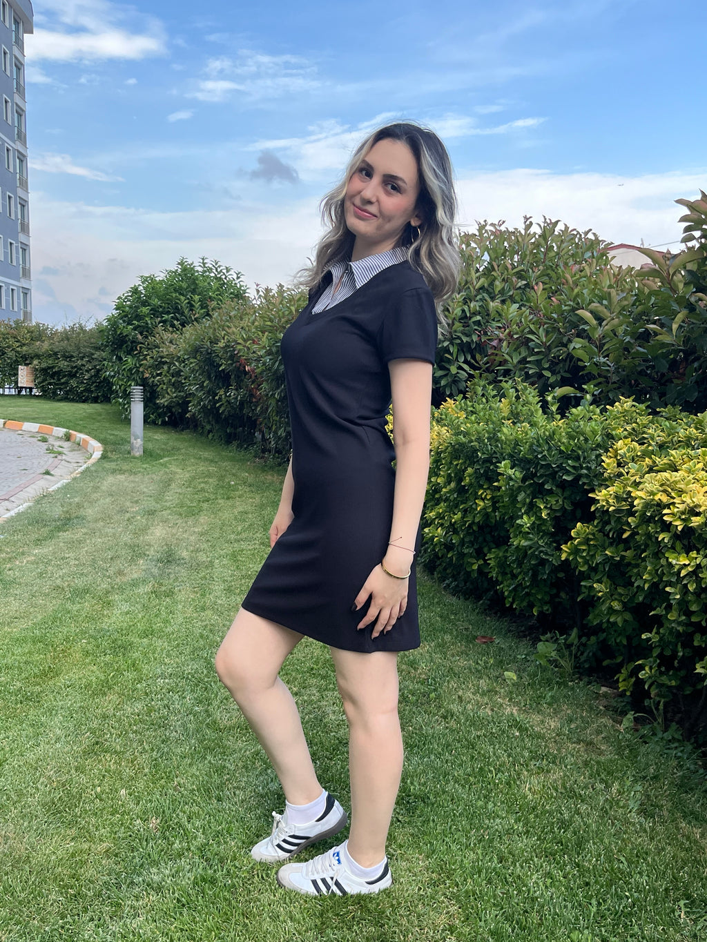 Şık Yakalı Siyah Elbise