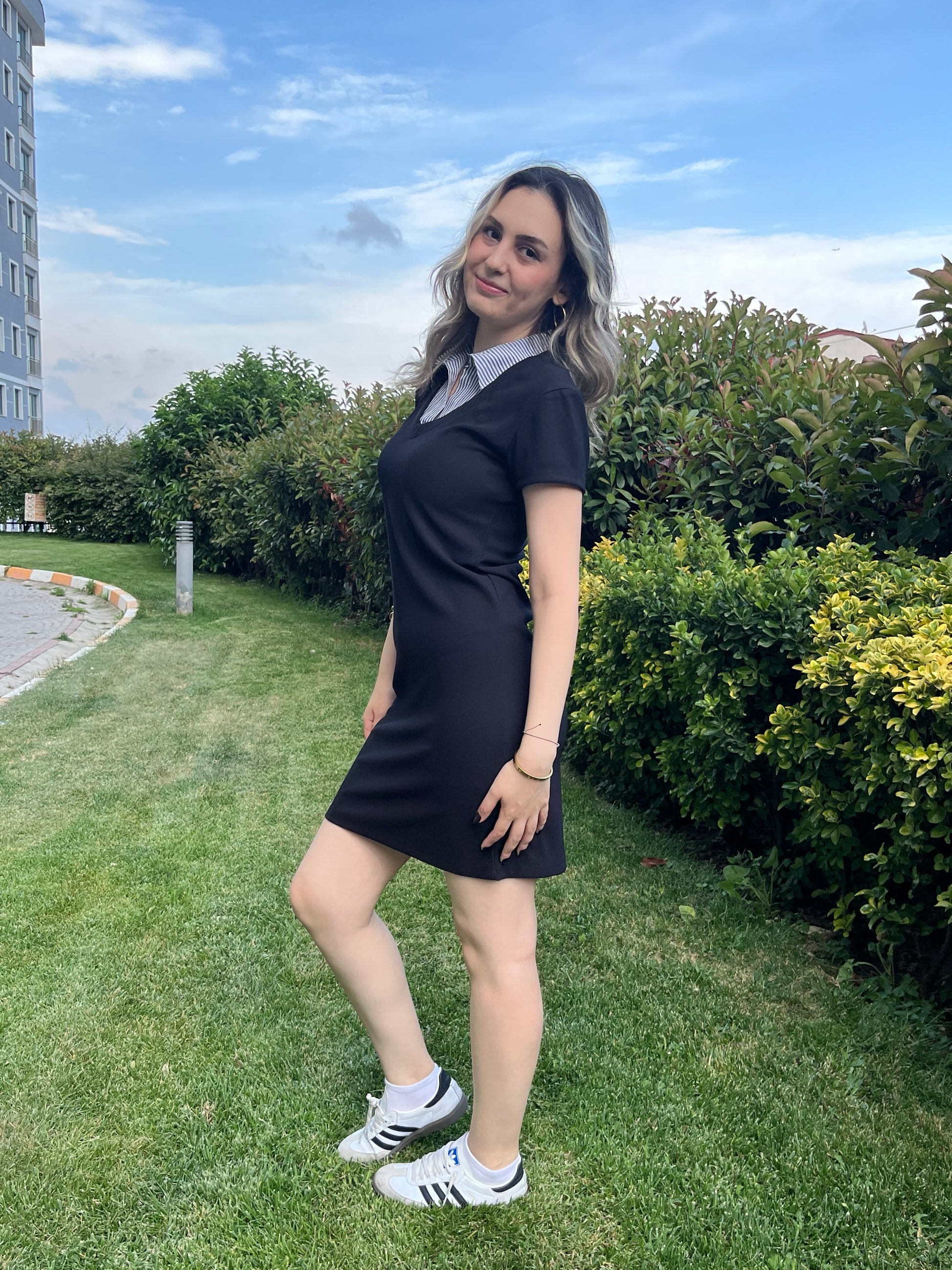 Şık Yakalı Siyah Elbise